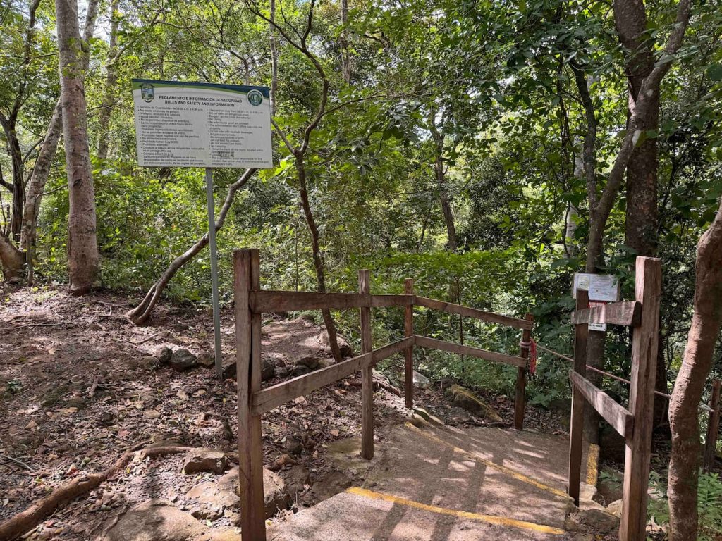 Walkway down to Catarata Lianos Del Cortes waterfalls